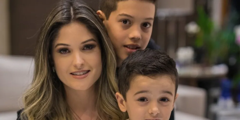 Leticia Morais e seus filhos Matheus e João