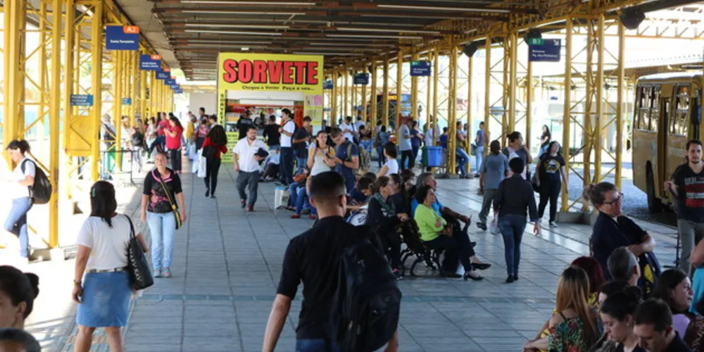 Estimativa é que mais de 100 mil pessoas passem pelos terminais da cidade diariamente 