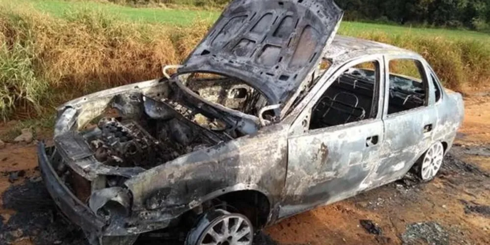 Imagem ilustrativa da imagem Bombeiros encontram corpo em carro incendiado