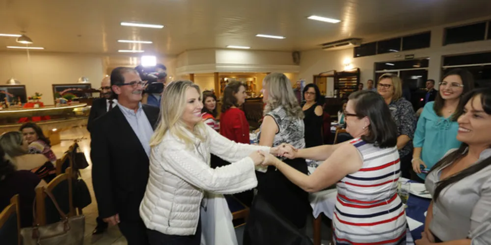 Governadora Cida Borghetti durante reunião com funcionários dos Núcleos Regionais de Educação dos Campos Gerais. Participaram do encontro a chefe de Núcleo Regional de Ponta Grossa, professora Carmen Lucia, que tomou posse no final de abril, e cerca de 250 profissionais da educação da região, entre diretores de escola, professores, agentes e familiares. 
Ponta Grossa, 11/05/2018.
Foto: Arnaldo Alves/ANPr
