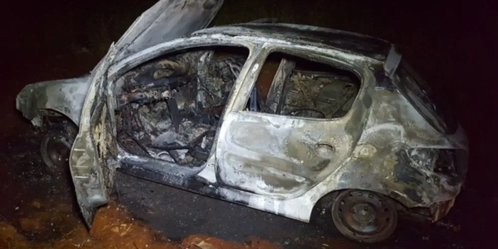 Imagem ilustrativa da imagem Ex-namorado ciumento rouba e incendeia carro