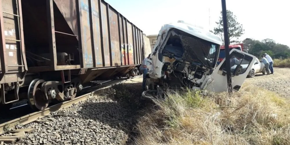 Imagem ilustrativa da imagem Caminhão é destruído em acidente com trem