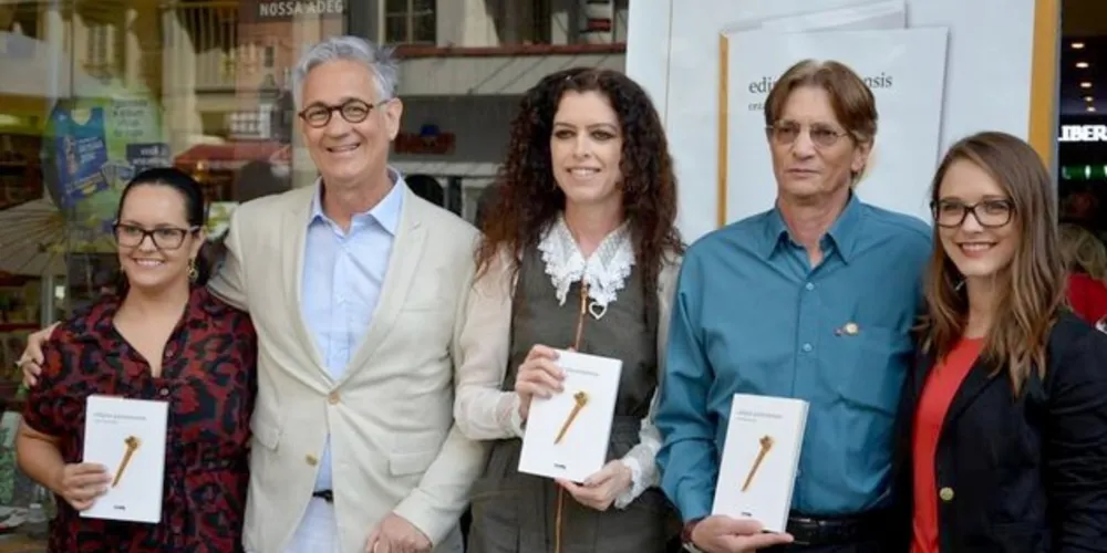 LANÇAMENTO - Representada pelos escritores Renata Regis Florisbelo e Flávio Madalosso, a Academia de Letras dos Campos Gerais esteve presente no recente lançamento do livro "edipus paranaensis", de Cezar Benevides, na Boca Maldita, em Curitiba.