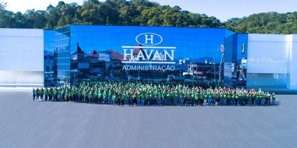 Imagem ilustrativa da imagem Luciano Hang quer pintar o Brasil de verde e amarelo