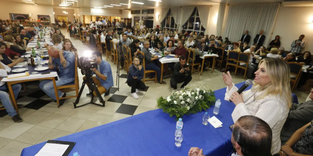 Governadora Cida Borghetti durante reunião com funcionários dos Núcleos Regionais de Educação dos Campos Gerais. Participaram do encontro a chefe de Núcleo Regional de Ponta Grossa, professora Carmen Lucia, que tomou posse no final de abril, e cerca de 250 profissionais da educação da região, entre diretores de escola, professores, agentes e familiares. 
Ponta Grossa, 11/05/2018.
Foto: Arnaldo Alves/ANPr