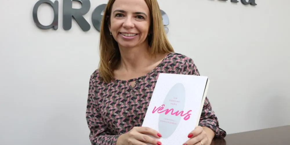 Apaixonada por literatura e amante da boa escrita, Cristiane conta que foram cerca de três anos e meio de trabalho, leituras, revisões e opiniões até que o livro se materializasse.