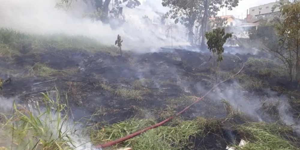 Imagem ilustrativa da imagem Bombeiros controlam fogo no Jardim Maracanã