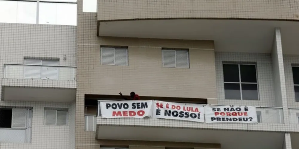 Em 16 de abril, o triplex foi invadido por integrantes do MTST e da Frente Povo sem Medo/Foto: Reprodução Reuters