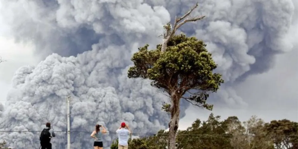 Turistas e moradores locais observam a gigantescas erupção de cinzas do vulcão Kilauea, no Havaí/Foto: Reprodução Apolo11