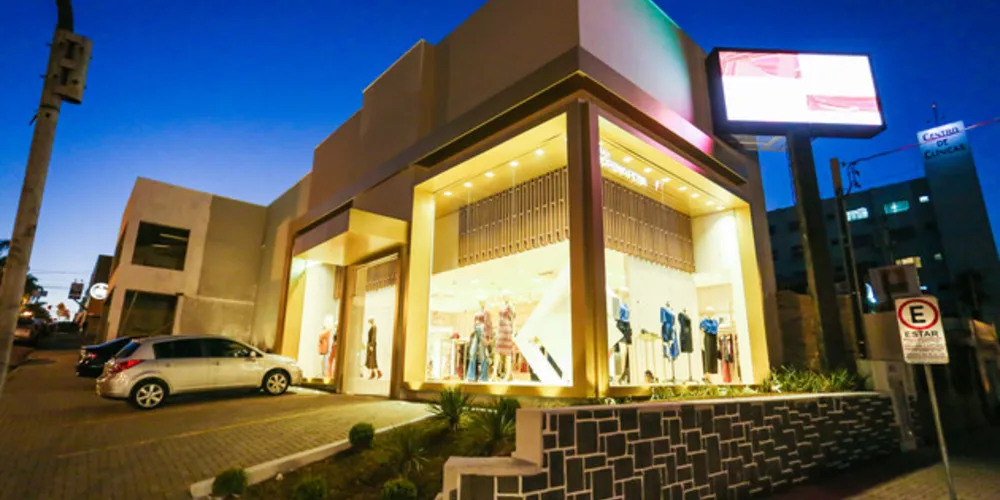 CLUBE MORENA ROSA - Nesta quinta-feira (17), a partir das 18 horas inaugura a franquia Clube Morena Rosa em nossa cidade. Com a proposta de oferecer o melhor da moda premium num único espaço, a franquia reúne as quatro marcas do Grupo: Morena Rosa, Maria Valentina, Zinco e Lebôh, que juntas somam um mix apurado de moda. Com moderno e atraente visual, a loja contempla projeto arquitetônico de Kawahara & Takano Retail que desperta sensações maximizadas de conforto e encantamento. Esta é a trigésima franquia do grupo, que comemora 25 anos de mercado. O evento de inauguração contará com a presença do presidente do grupo Morena Rosa Lucas Franzato e o vice presidente do grupo Marco Franzato. 
Comentaremos!