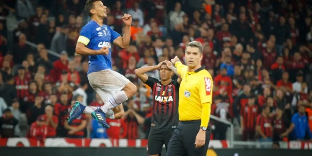 Imagem ilustrativa da imagem Cruzeiro vence o Atlético-PR na Arena da Baixada