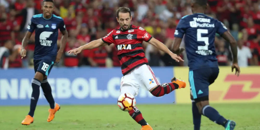 Imagem ilustrativa da imagem Flamengo vence Emelec e confirma vaga nas oitavas