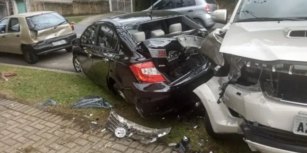 Imagem ilustrativa da imagem Avanço de preferencial provoca “strike” em acidente com seis veículos