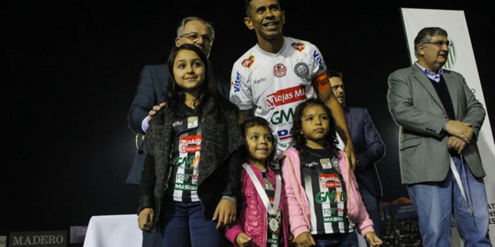 Poupado durante a partida, o capitão alvinegro entrou para erguer o troféu da Divisão de Acesso