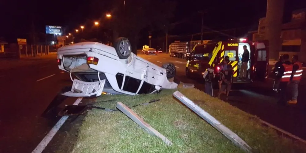 Imagem ilustrativa da imagem Carro capota após batida na Avenida Souza Naves