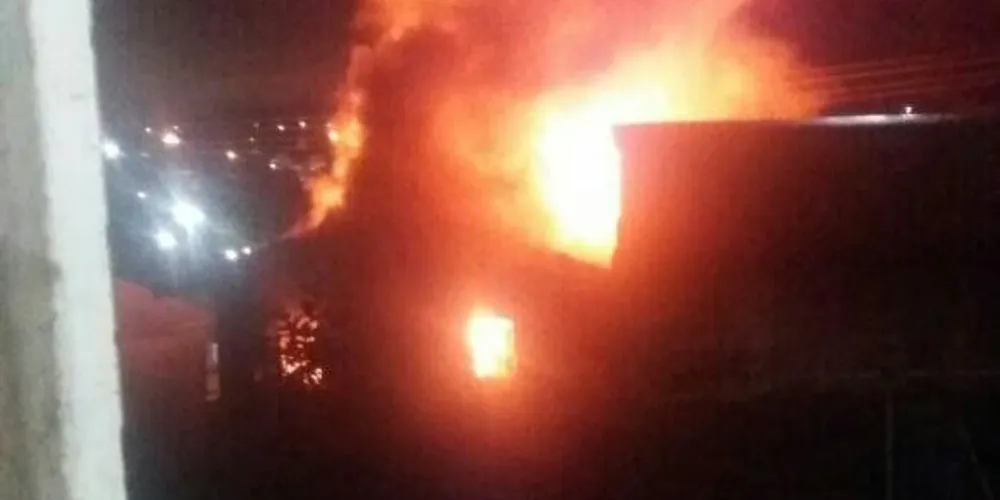 Imagem ilustrativa da imagem Idosa morre carbonizada em incêndio em casa