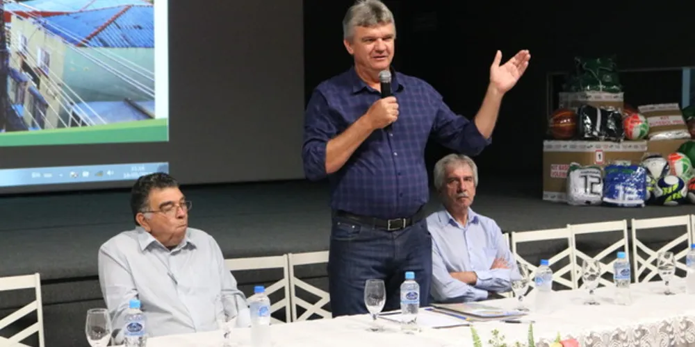 Imagem ilustrativa da imagem AMCG debate reivindicações com governadora
