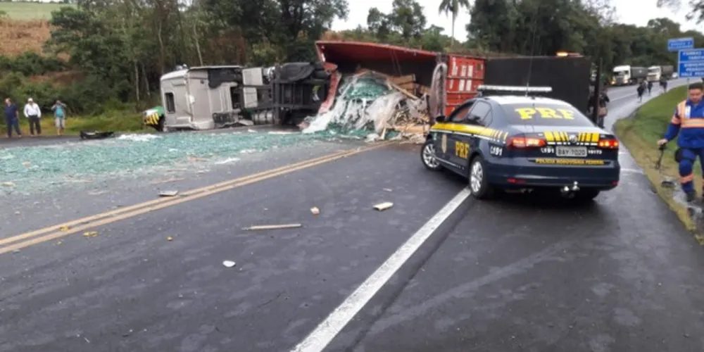 Imagem ilustrativa da imagem Acidente entre carretas e carro deixa um morto
