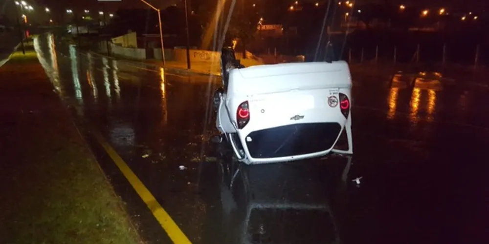Imagem ilustrativa da imagem Motorista capota carro e tem o celular furtado em PG