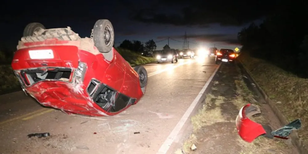Imagem ilustrativa da imagem Carro bate na traseira de moto e capota na PR-151