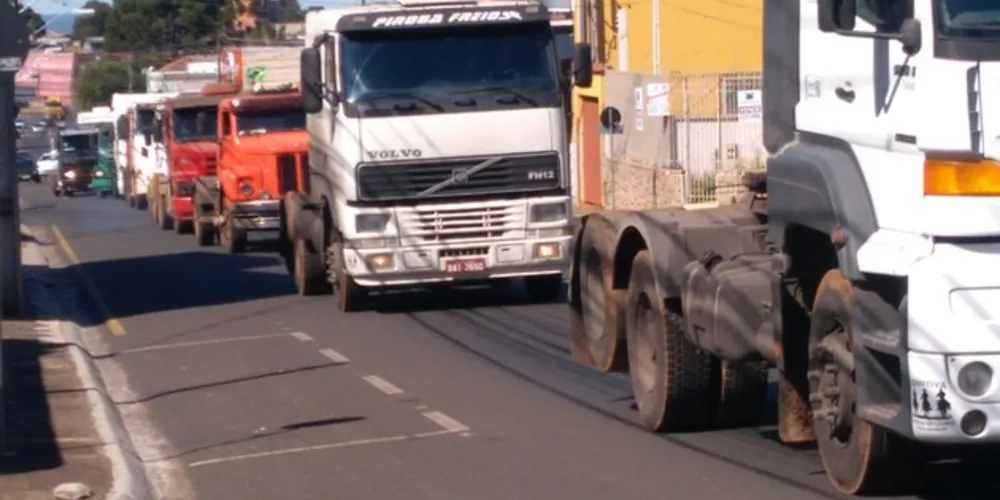 Imagem ilustrativa da imagem Caminhoneiros protestam na véspera de greve