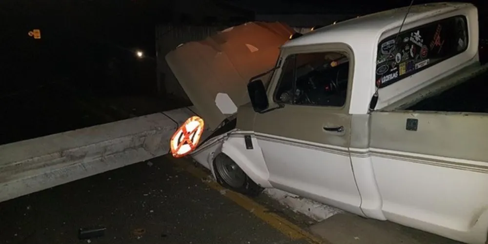 Imagem ilustrativa da imagem Carro derruba quatro postes em acidente na região