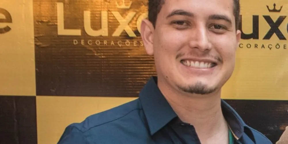 NIVER - O advogado Jonathan Lupion foi muito cumprimentado na última segunda-feira (21), pela passagem de seu aniversário. Da coluna RC os votos de alegrias e prosperidade.