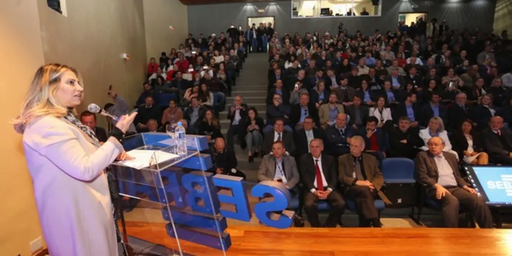 Governadora Cida Borghetti durante encontro com o presidente do Sebrae Nacional, Guilherme Afif Domingos, na solenidade de abertura do encontro do Fórum da Pequena e Média Empresa - Fopeme e Comitês Territoriais.
Curitiba, 21/05/2018.
Foto: José Fernando Ogura/ANPr