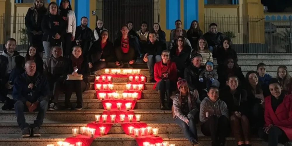 O Candlelight Memorial HIV/AIDS é um evento de relevância nos pontos de vista solidário e conscientizador sobre o tema.