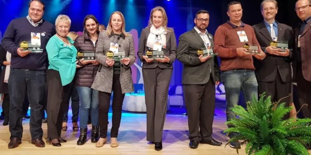 ROTARY CLUB ALAGADOS – O Rotary Club PG Alagados recebeu o prêmio de 1º Lugar do Distrito 4730, que engloba mais de 80 clubes das cidades de Curitiba, Ponta Grossa, Região Metropolitana, Litoral e Campos Gerais. Todos os anos os Clubes de Rotary apresentam seus projetos, trabalhos comunitários e profissionais, bem como todas as atividades. O Clube que apresenta os melhores resultados é premiado na Conferência.