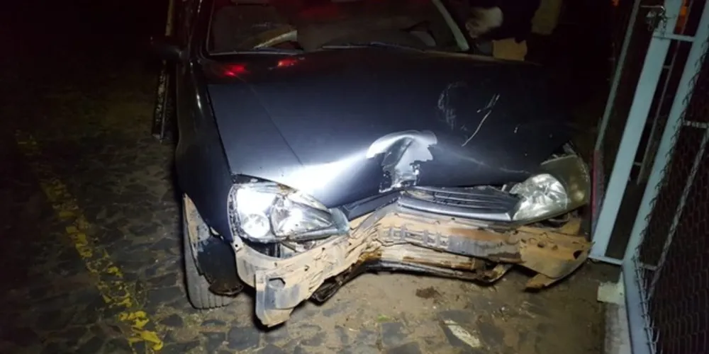 Imagem ilustrativa da imagem Vítima tem carro roubado no portão de casa