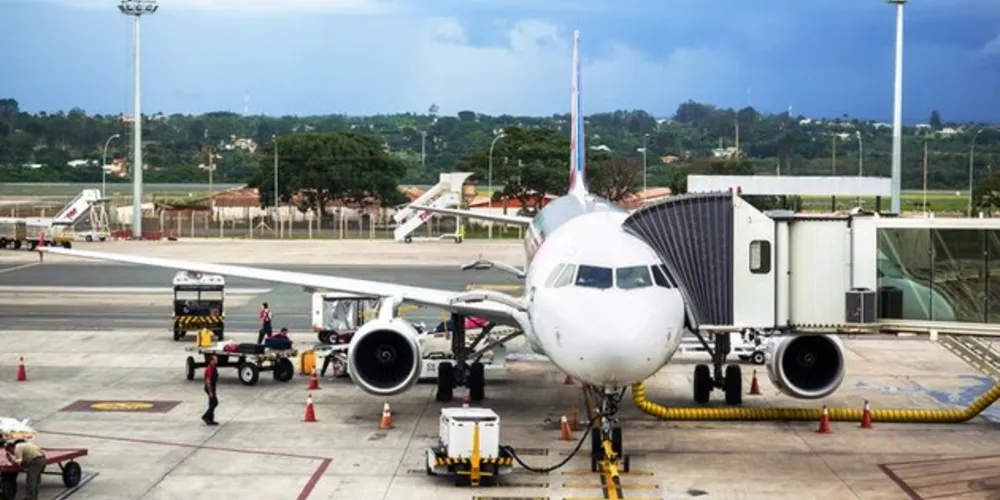 Avião sendo abastecido no aeroporto de Brasília/Foto: Reprodução iStock