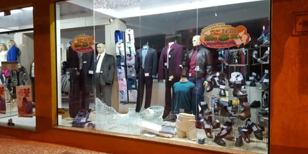 Imagem ilustrativa da imagem Ladrões quebram vitrine e furtam roupas de loja no centro