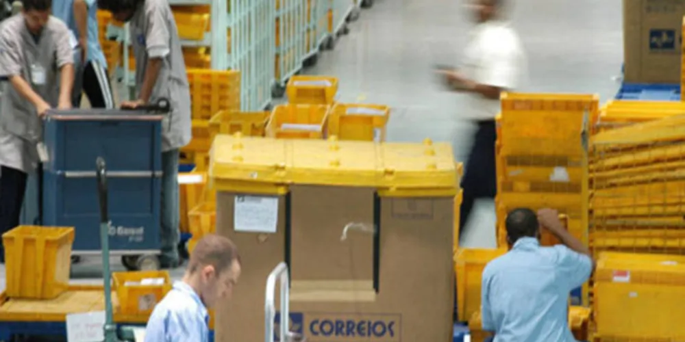 A operação dos Correios envolve mais de 25 mil veículos, 1.500 linhas terrestres e 11 linhas aéreas de norte a sul do país/Foto: Reprodução Exame