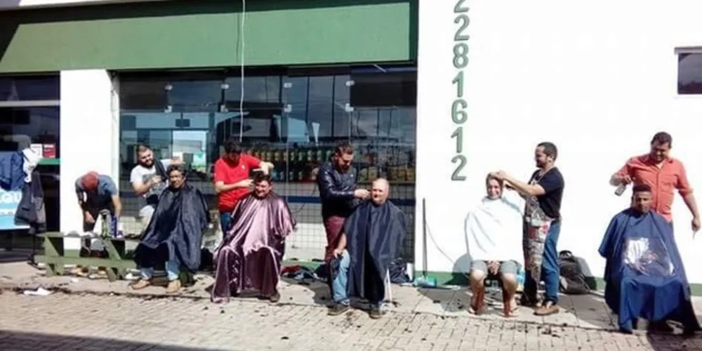 Imagem ilustrativa da imagem Barbeiros de PG atendem caminhoneiros gratuitamente na estrada