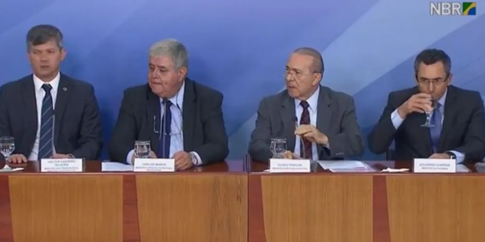 Após uma tarde de reunião com os caminhoneiros, o governo anunciou um acordo para encerrar a greve