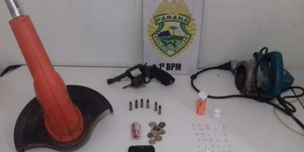 Imagem ilustrativa da imagem Rapaz com tornozeleira é preso com arma e drogas