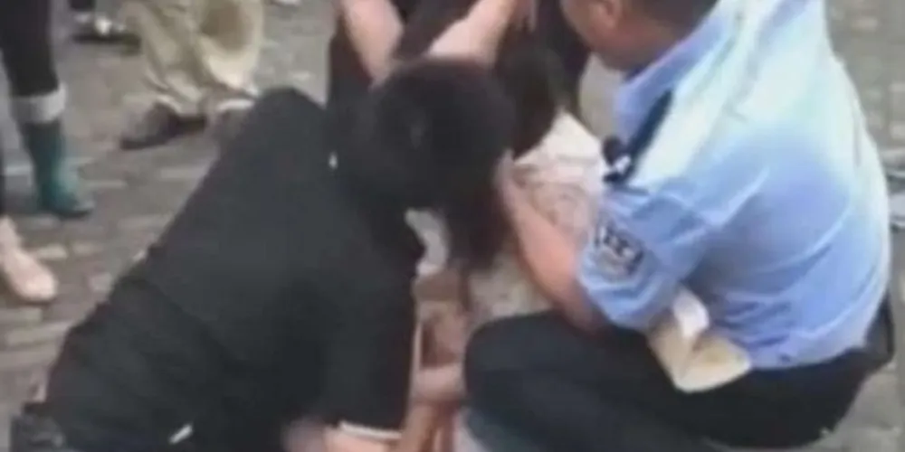Chinesa identificada como Zhou, de 26 anos, mordeu a língua do ex-namorado/Foto: Reprodução Daily Mail