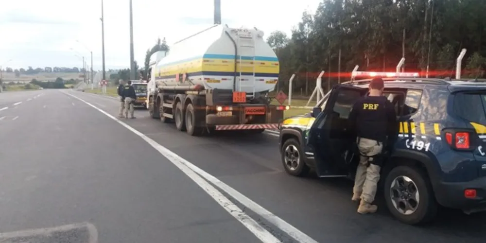 PRF escoltou caminhão até o Parque de Máquinas