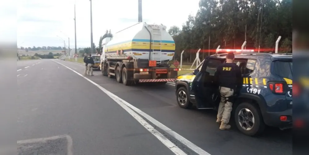 PRF escoltou caminhão até o Parque de Máquinas
