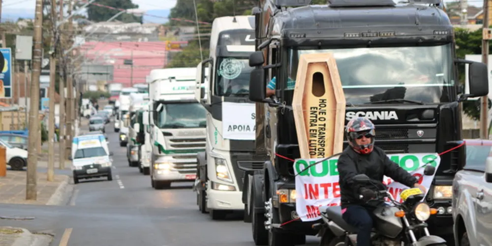 Após ameaça do governo, caminhões fazem buzinaço e reúnem manifestantes pelas principais avenidas da cidade