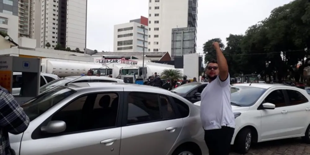 Imagem ilustrativa da imagem Motoristas dormem na fila para garantir combustível