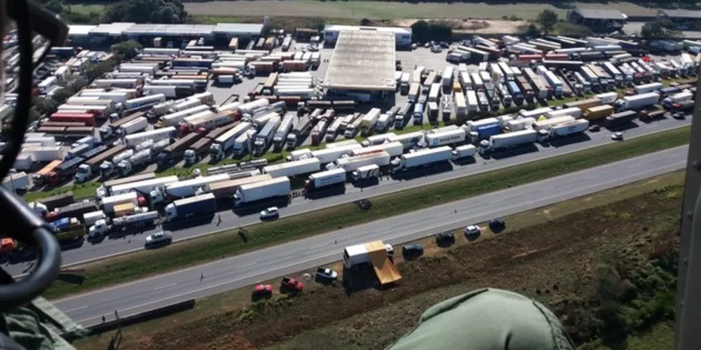 Pátio de posto de combustível lotado na BR-277, em Campo Largo