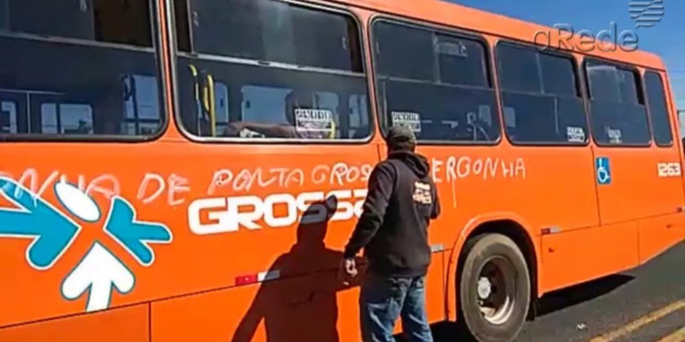 Imagem ilustrativa da imagem Ônibus é pichado e VCG quer escolta policial