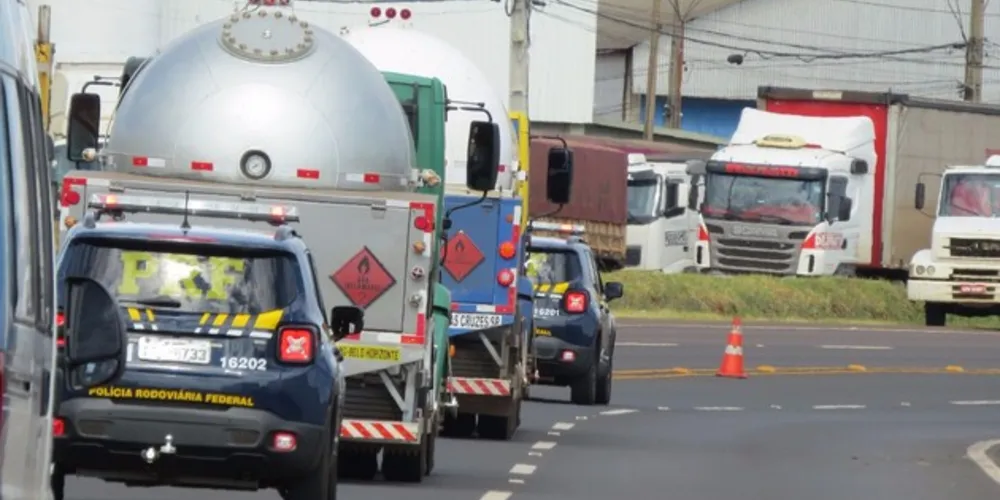 Imagem ilustrativa da imagem Caminhoneiros garantem liberação de gasolina e gás