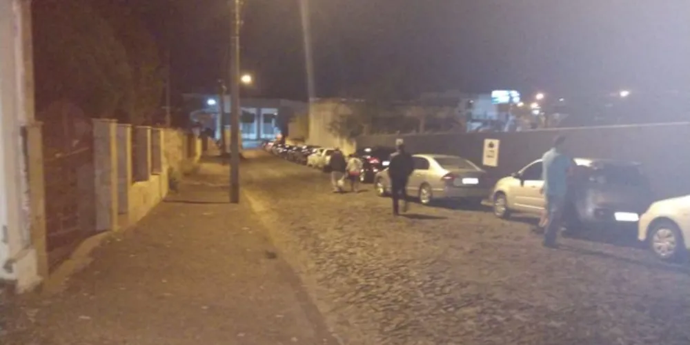 Fotos postadas no grupo de aRede-Uvaranas 2, à noite, mostram uma fila quilométrica na região do bairro de Oficinas