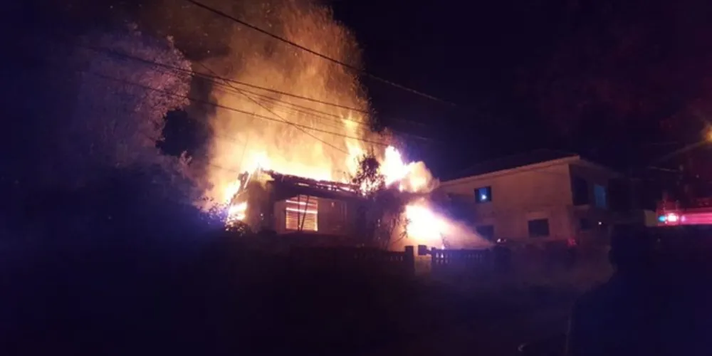 Imagem ilustrativa da imagem Casa desocupada fica destruída após incêndio em Olarias