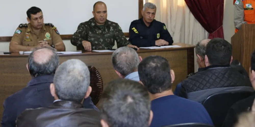 Imagem ilustrativa da imagem Exército vai escoltar 14 caminhões tanque para PG