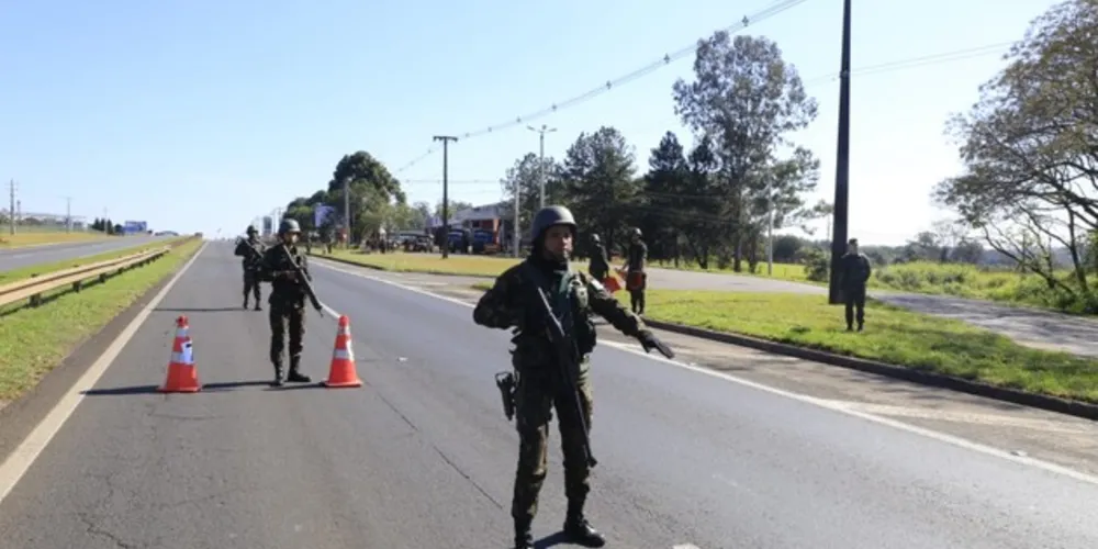 Imagem ilustrativa da imagem Exército ocupa rodovias da região para garantir segurança