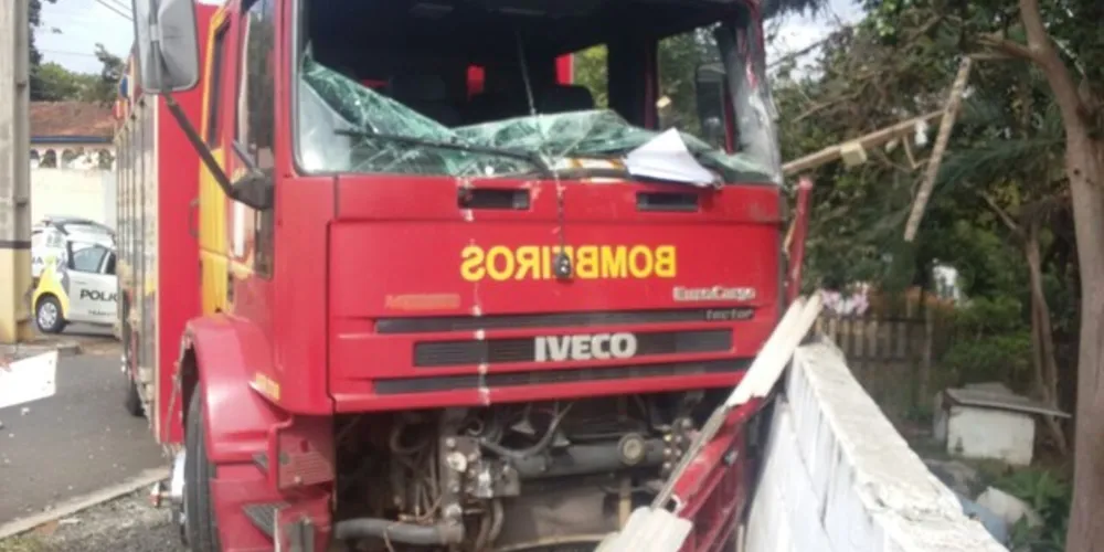 Imagem ilustrativa da imagem Sem freio, viatura dos Bombeiros se envolve em acidente